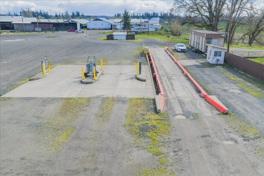 More Photos Of 6011 Grinde Ln NE, Silverton Flex For Lease