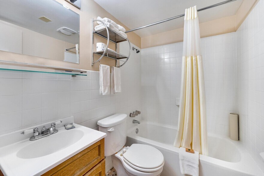 More Photos Of 150 N Lake Powell Blvd, Page Hotel For Sale