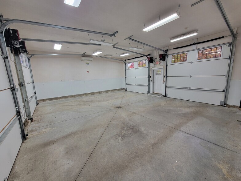 More Photos Of 19 North Rd, Chelmsford Showroom For Lease