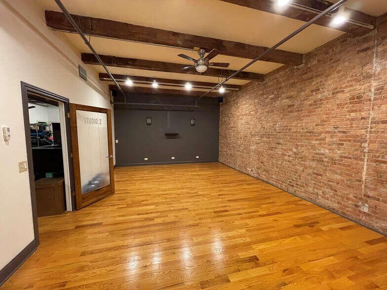 More Photos Of 9-15 W Hubbard St, Chicago Loft Creative Space For Lease
