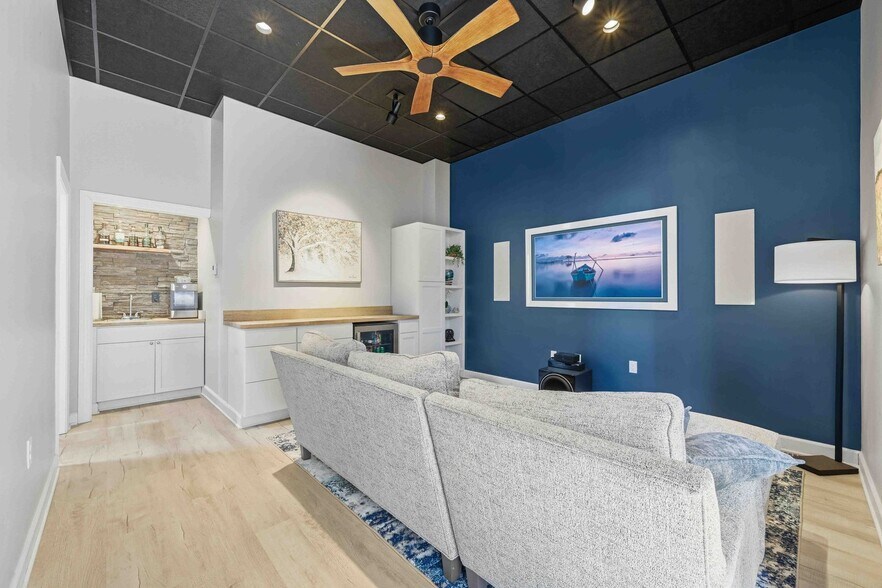 More Photos Of 443 Walnut St, Sewickley Flex For Sale