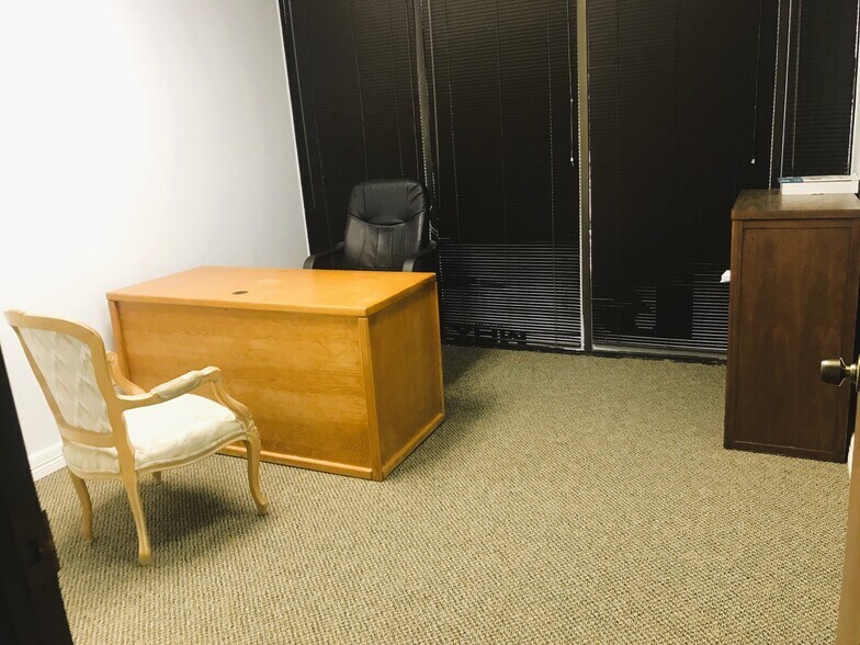 More Photos Of 12701 Executive Dr, Stafford Warehouse For Lease