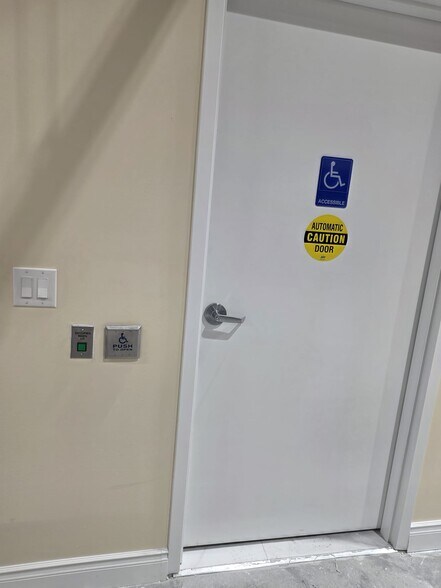 More Photos Of 585 Hanlon Creek Blvd, Guelph Showroom For Lease