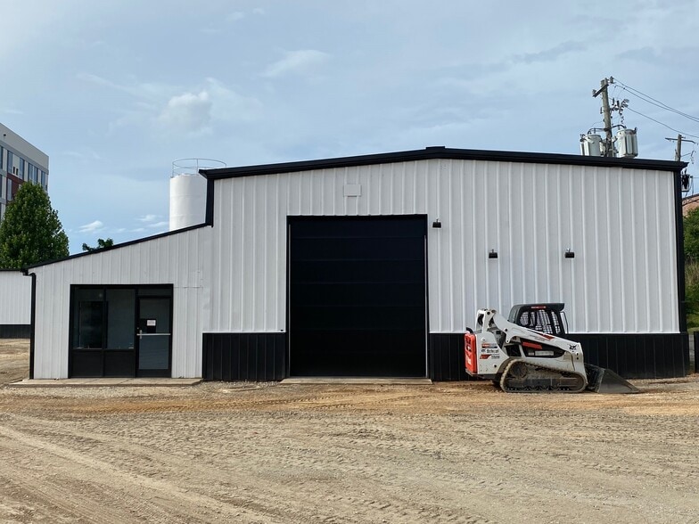 More Photos Of 309 Rockwood Rd, Arden Light Distribution For Lease