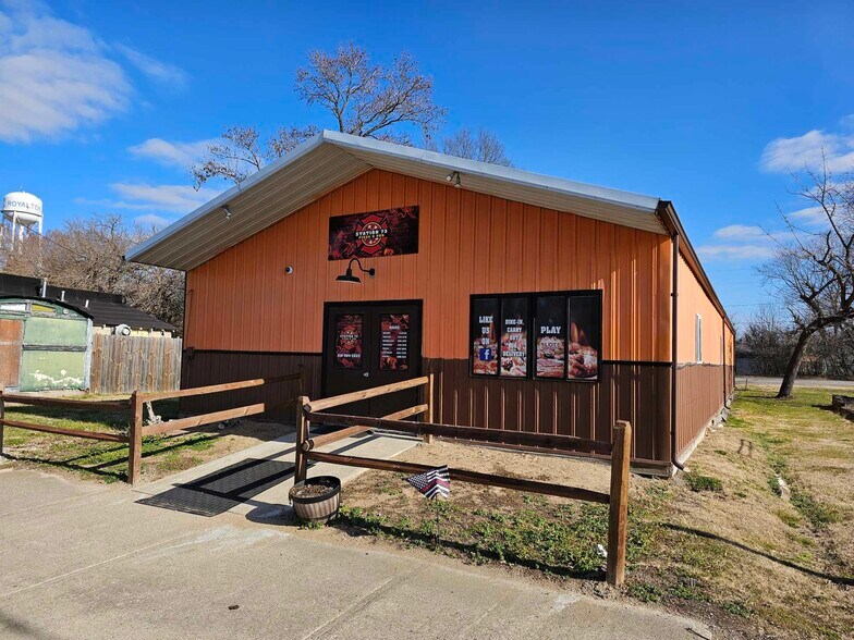 More Photos Of 215 Main St, Royalton Bar For Sale