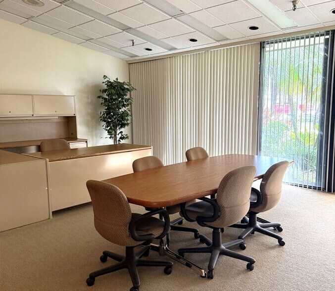 More Photos Of 5201 Tampa West Blvd, Tampa Flex For Lease