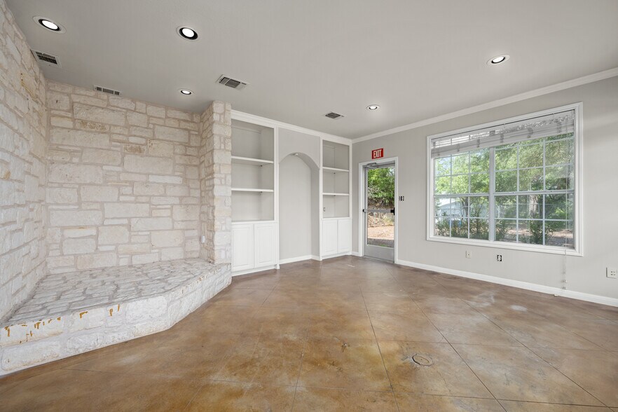More Photos Of 19019 TX-71, Spicewood Office Residential For Lease