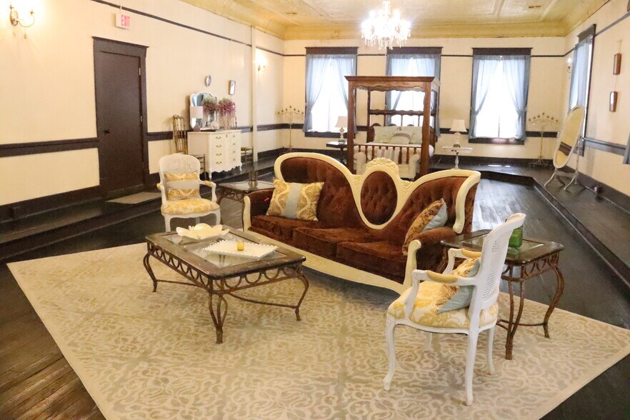 More Photos Of , Comanche General Retail For Sale