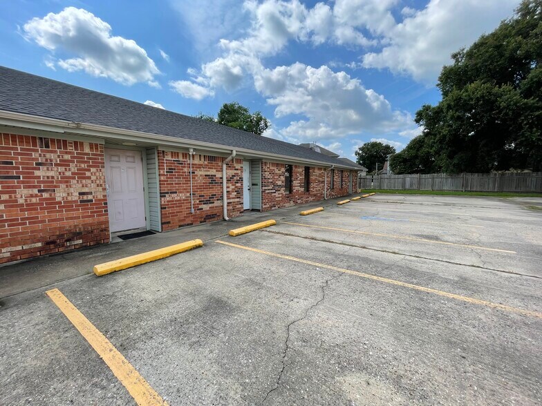 More Photos Of 2100 Highway 365, Nederland Medical For Sale