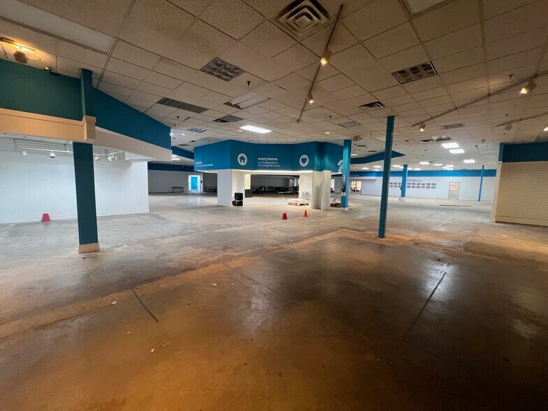 More Photos Of 3826 W Gate City Blvd, Greensboro Flex For Sale
