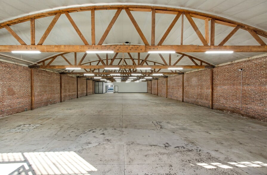More Photos Of 236 W 18th St, Los Angeles Warehouse For Lease