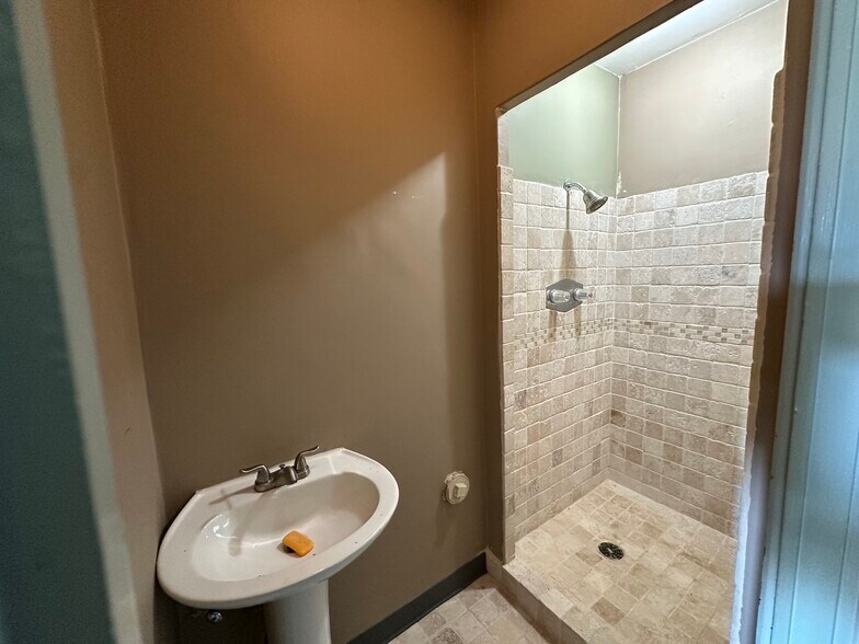 More Photos Of 2317 Fannin St, Houston Office For Sale