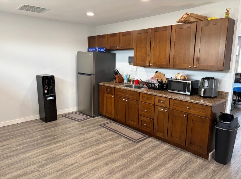 More Photos Of 742-750 W McNab Rd, Fort Lauderdale Showroom For Sale