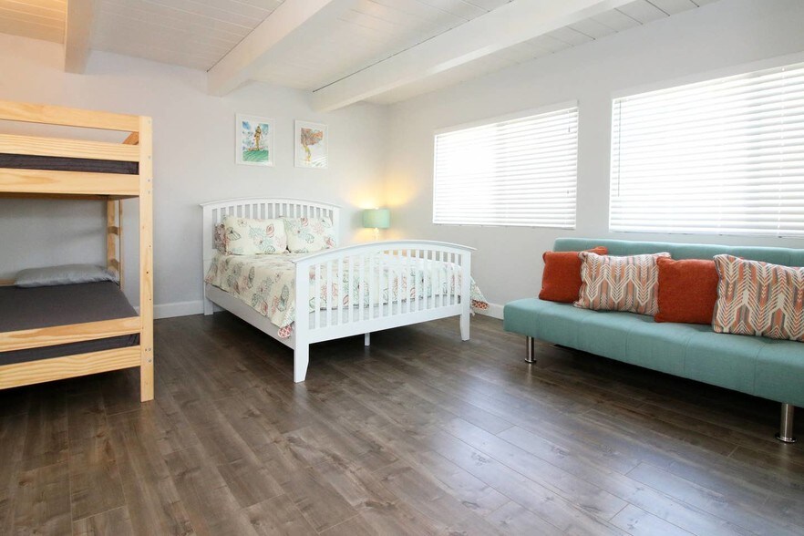 More Photos Of 1146-1148 Garnet Ave, San Diego General Retail For Sale