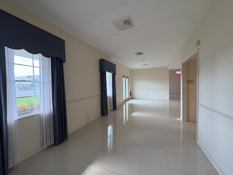 More Photos Of 5750 Swift Rd, Sarasota Freestanding For Lease