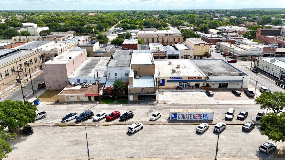 More Photos Of 209 N Washington St, Beeville Bar For Sale