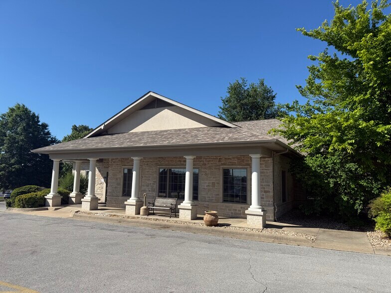 More Photos Of 520 N Pine St, Harrison Medical For Lease