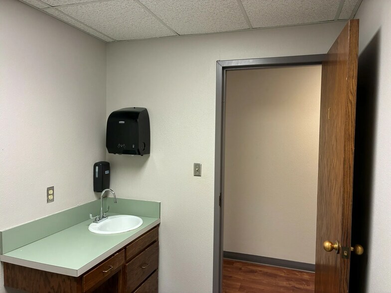 More Photos Of 937 SW 89th St, Oklahoma City Medical For Sale