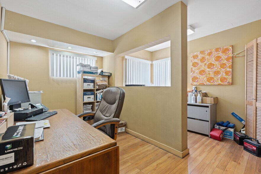 More Photos Of 1415 N La Brea Ave, Los Angeles Storefront For Lease