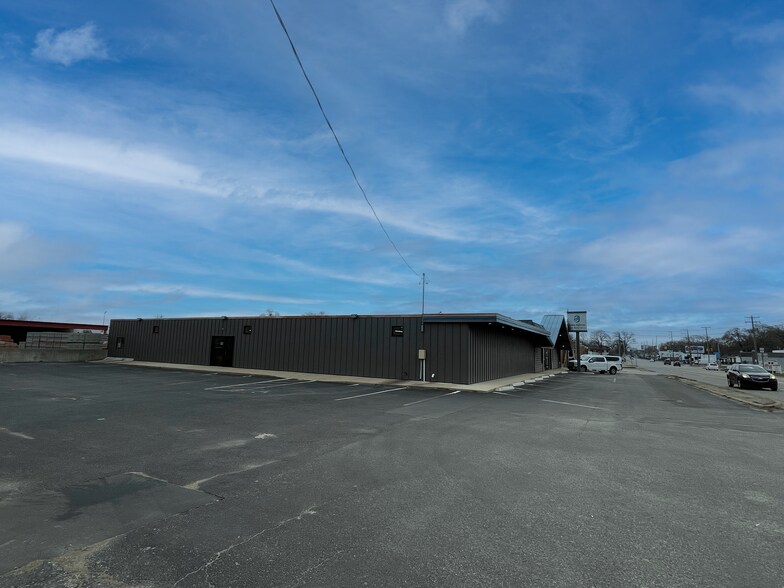 More Photos Of 1623-1635 Chicago Dr SW, Grand Rapids Freestanding For Lease