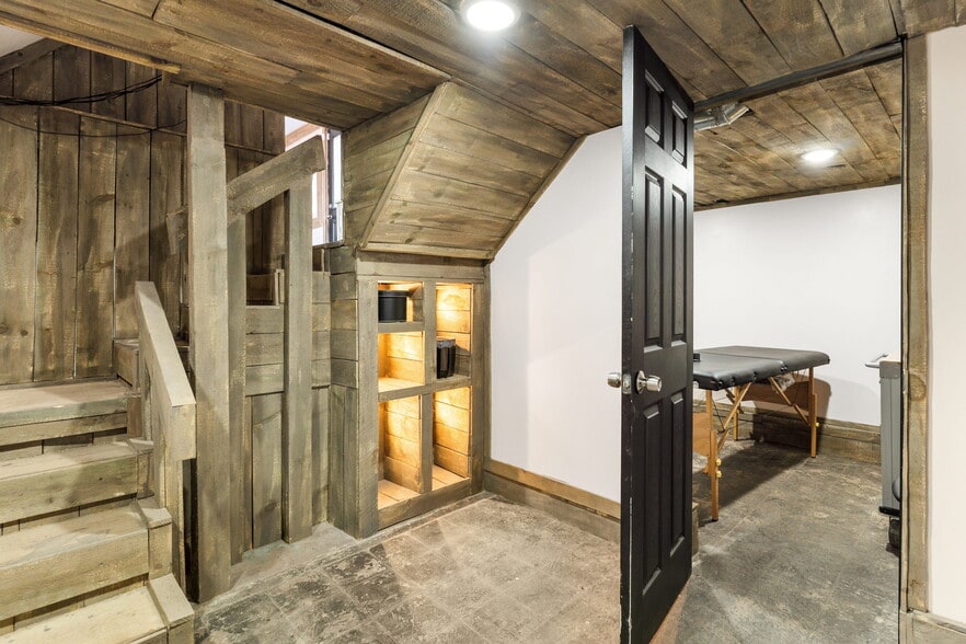 More Photos Of 565 S Meridian Rd, Youngstown Freestanding For Sale