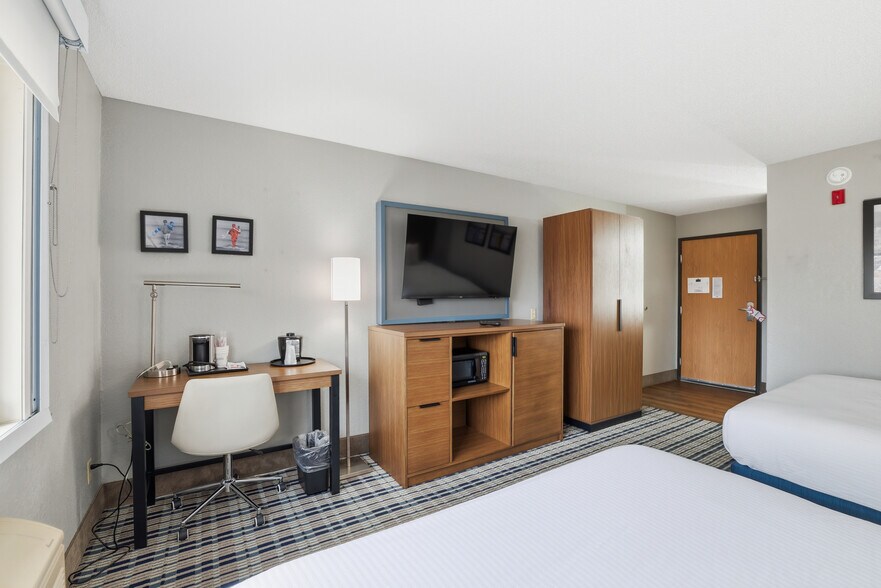 More Photos Of 4675 White Bear Pky, White Bear Lake Hotel For Sale
