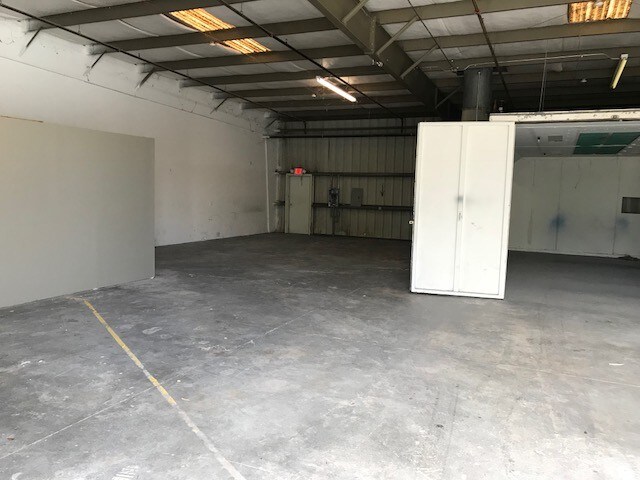 More Photos Of 825 15th St, Lake Park Warehouse For Lease