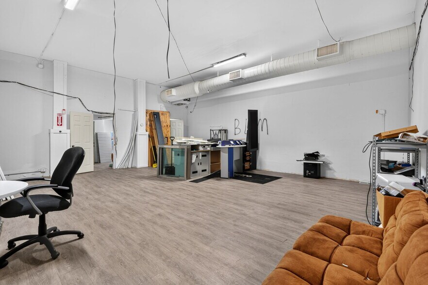 More Photos Of 1005 W Broadway Ave, Minneapolis Storefront For Sale