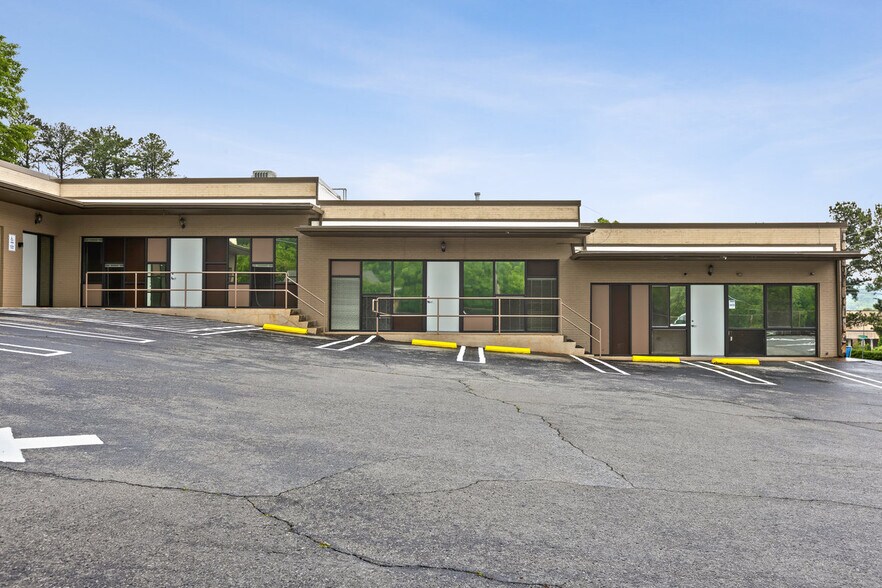 More Photos Of 1401 Applewood Dr, Dalton Medical For Lease
