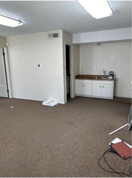 More Photos Of 307-311 Lombrano St, San Antonio Warehouse For Sale