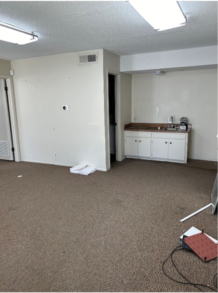 More Photos Of 307-311 Lombrano St, San Antonio Warehouse For Sale