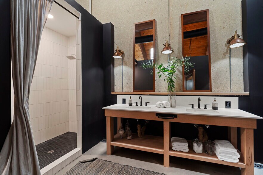 More Photos Of 4720 Avenue O 1/2, Galveston Showroom For Sale