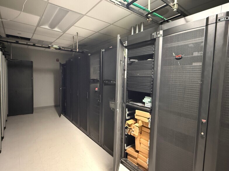 More Photos Of 730 Holiday Dr, Pittsburgh Office For Lease