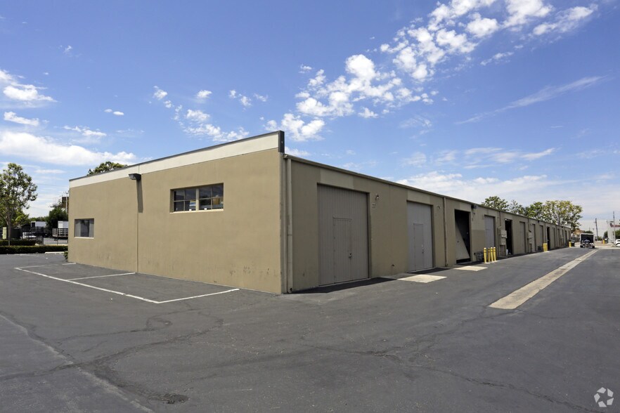 More Photos Of 2311-2337 S Otis St, Santa Ana Manufacturing For Lease