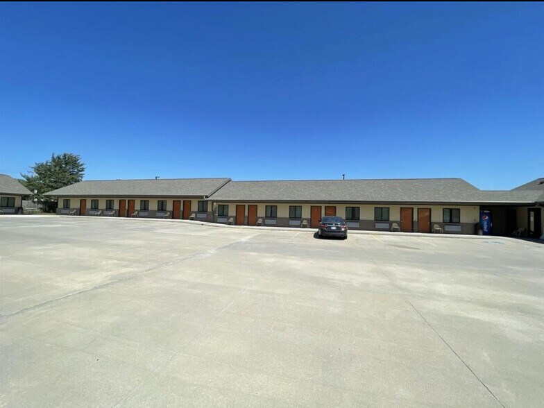 More Photos Of 2621 Harlan St, Falls City Hotel For Sale
