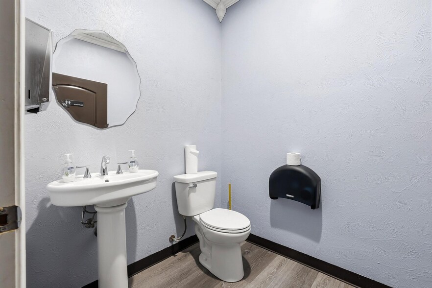 More Photos Of 3301 S State Highway 121, Bonham Showroom For Sale