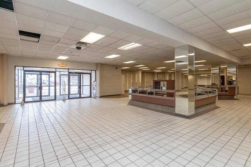 More Photos Of 600-660 W Saint Germain St, Saint Cloud Freestanding For Sale