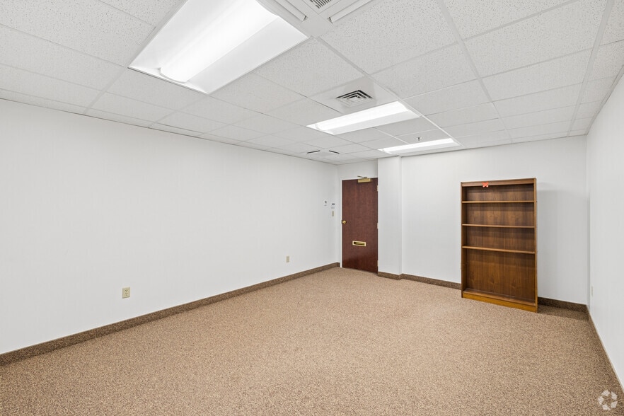 More Photos Of 1985 Main St, Springfield Storefront For Lease