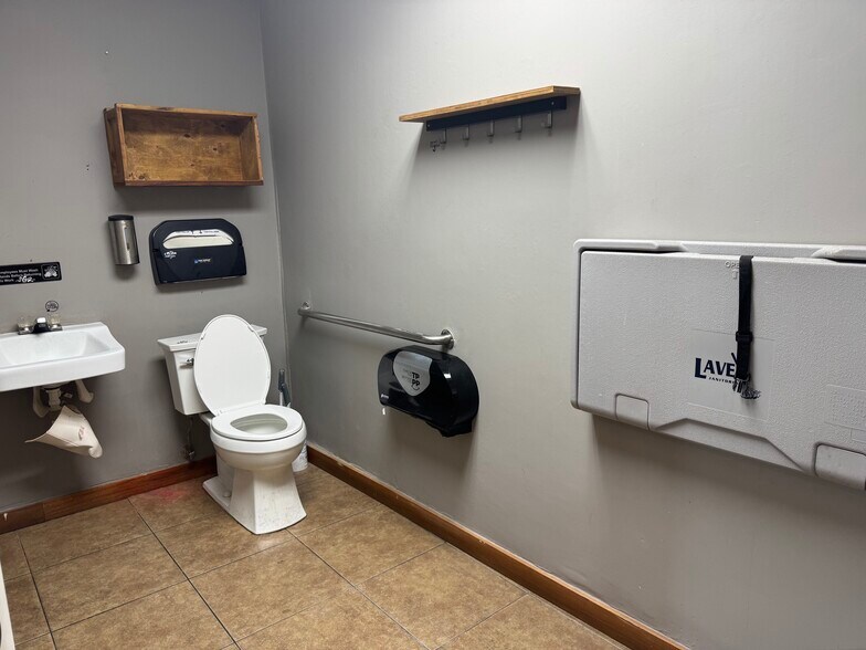 More Photos Of 1920 Tyler St, Hollywood Restaurant For Lease