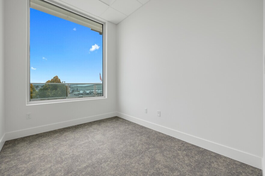 More Photos Of 9425 Sandifur Pky, Pasco Office For Sale