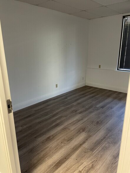 More Photos Of 315 Arden Ave, Glendale Office For Sale