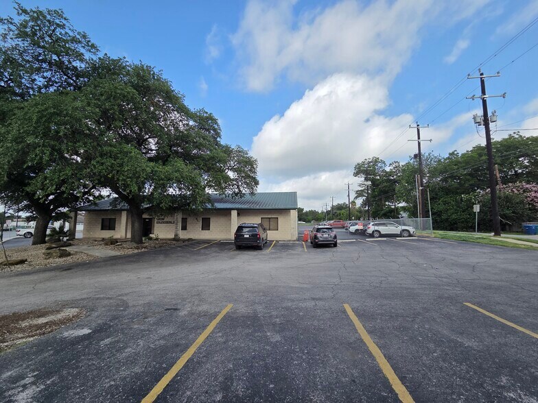 More Photos Of 2727 N St Marys St, San Antonio Service For Sale