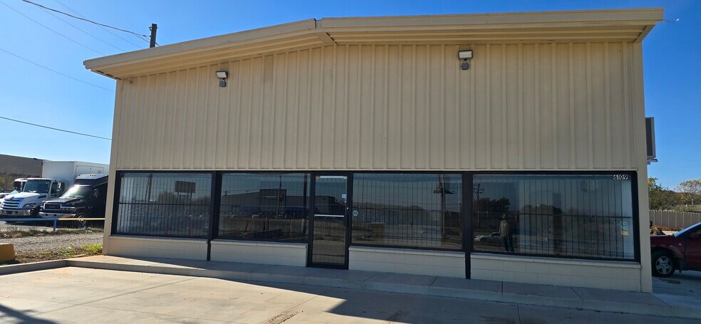 More Photos Of 6109 S I 35 Service Rd, Oklahoma City Flex For Lease