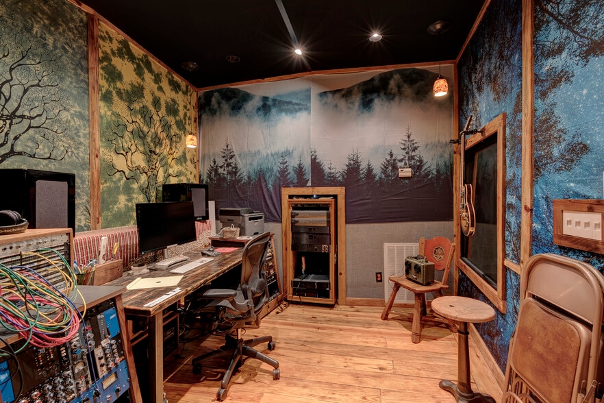 More Photos Of 114-116 17th Ave S, Nashville Office For Sale