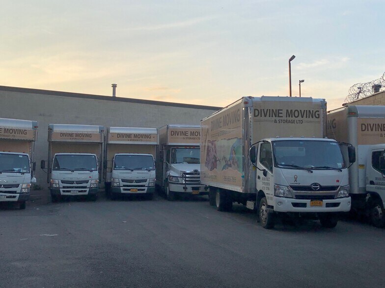 More Photos Of 550-560 Barry St, Bronx Warehouse For Sale