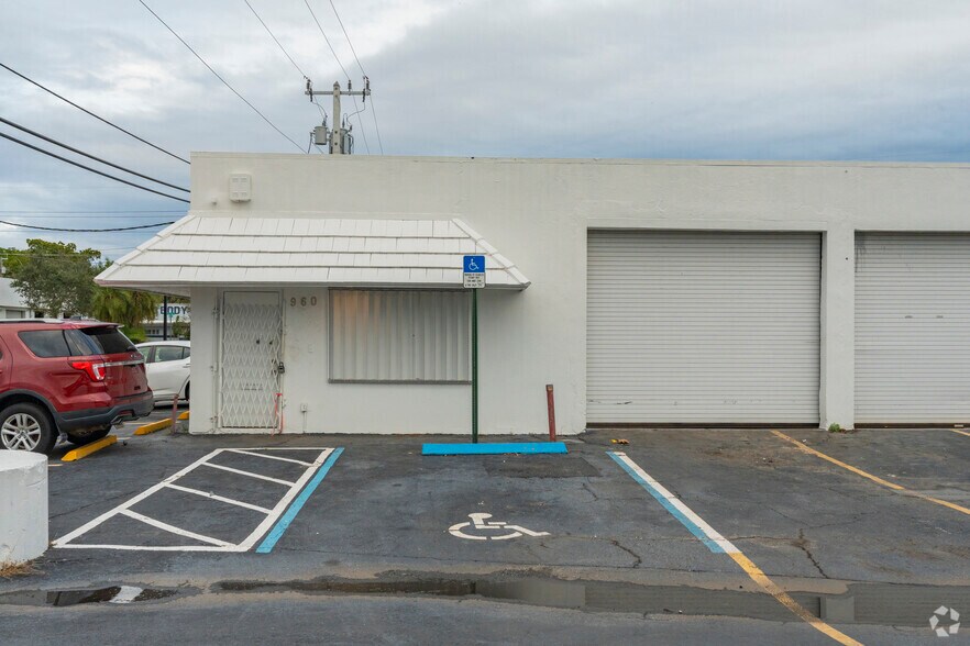 More Photos Of 960 S Dixie Hwy E, Pompano Beach Showroom For Lease