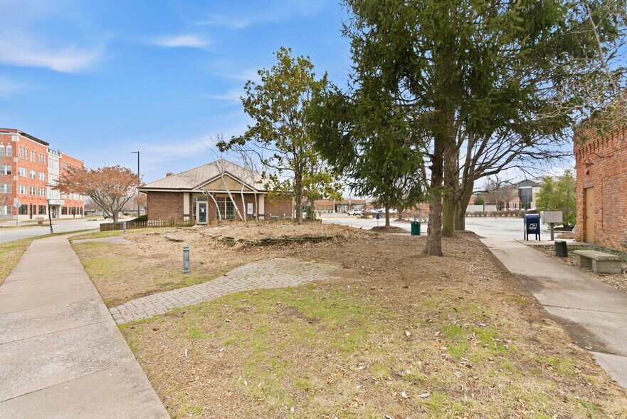 More Photos Of 2104 Chesterfield Blvd, Springfield Office For Sale