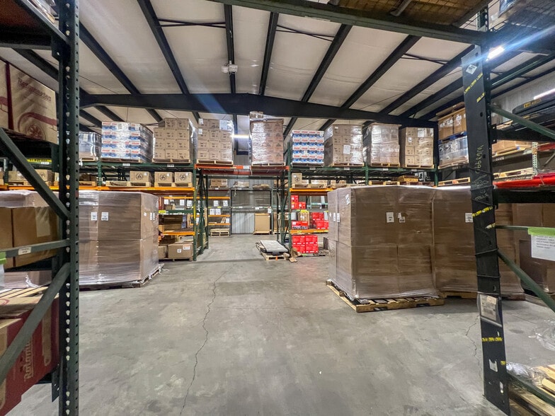 More Photos Of 1906 N Peach Ave, Marshfield Warehouse For Lease