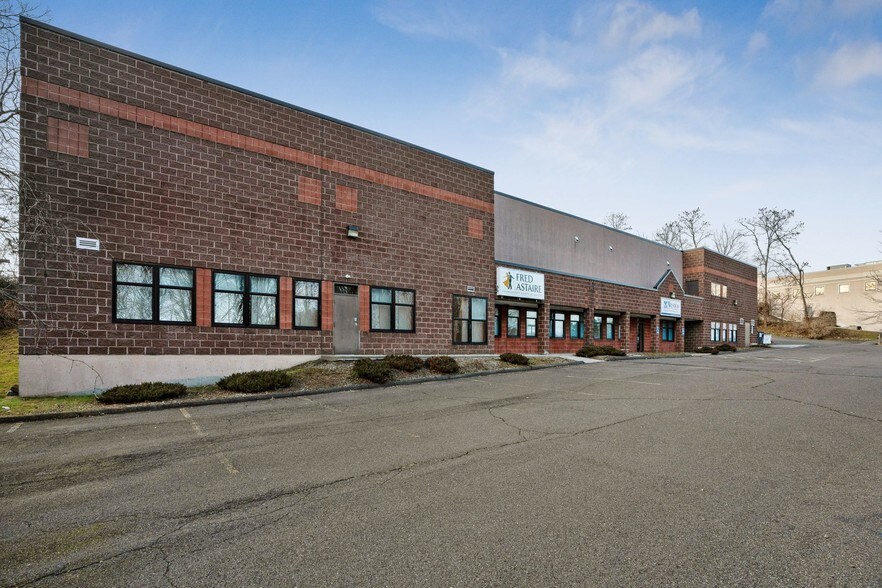 More Photos Of 117 Old State Rd, Brookfield Freestanding For Lease