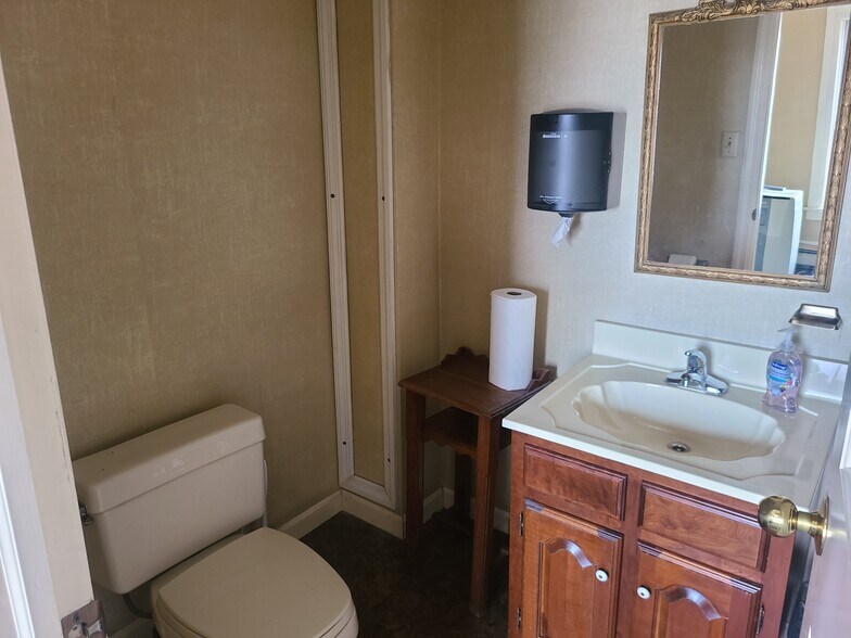 More Photos Of 555 E Main St, Somerset Flex For Sale